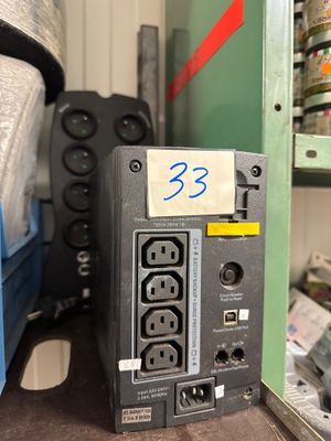 une multiprise portant un numéro, posée sur une étagère