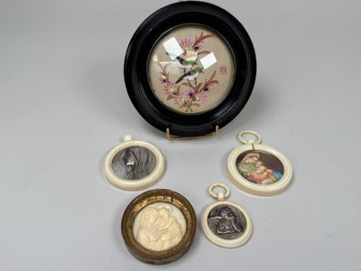 une image représentant une horloge dans laquelle figure le portrait d'une femme