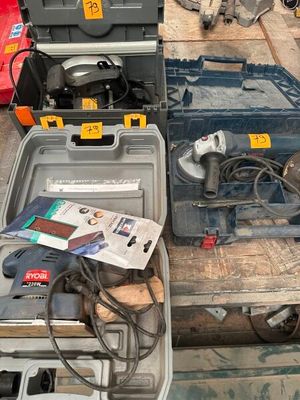 many tools that are sitting on a table