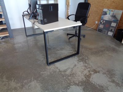 un bureau avec un ordinateur et une chaise dans la chambre
