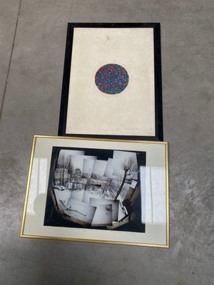 deux photographies encadrées représentant un salon et une salle à manger, en noir et blanc