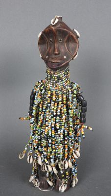 un gros plan sur une figurine représentant une personne ornée de perles