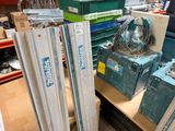 de nombreux types d'outils différents sur les rayons du magasin