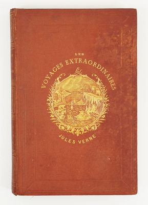 un vieux livre rouge orné d'un sceau doré sur la couverture