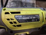 une perceuse à fil jaune et noire posée sur une table en bois