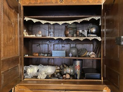 une armoire en bois sur laquelle sont posés de nombreux objets