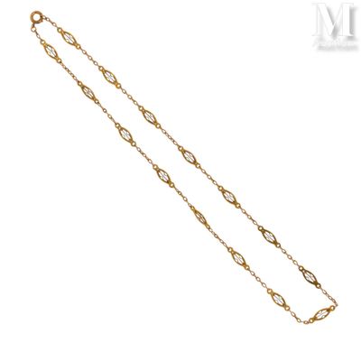 une chaîne en or jaune ornée d'un motif en forme de diamant
