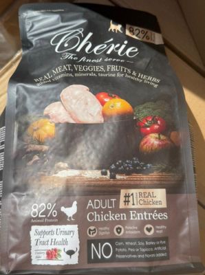 un sac de plats à base de poulet posé sur une table