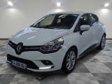 la voiture blanche est garée sur un sol en damier dans le garage