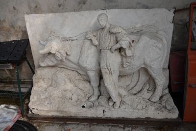 une statue représentant un homme avec un chien et une vache