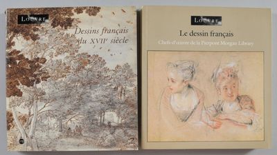 deux livres sont posés l'un à côté de l'autre sur une table