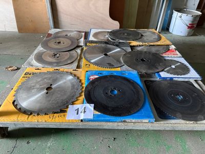 de nombreux types différents de lames de scie circulaire posées sur une table