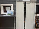 une photo d'une armoire métallique sur laquelle est posé un ordinateur