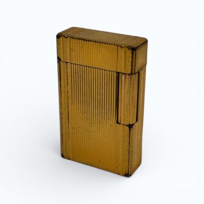 une image représentant un briquet de couleur dorée sur fond blanc