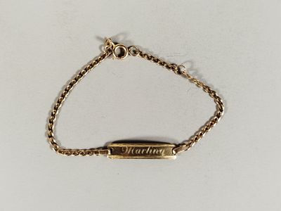 bracelet plaqué or avec un message gravé sur la chaîne