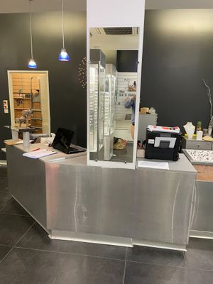 une photo d'une cuisine avec un plan de travail et un comptoir