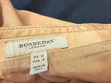 un gros plan sur une veste beige portant une étiquette