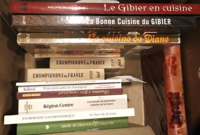 plusieurs livres empilés dans une boîte