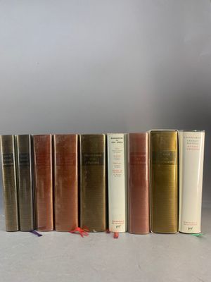 plusieurs livres sont alignés sur une table