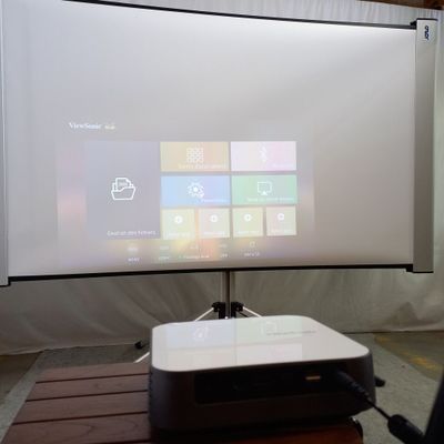 un écran de projection sur lequel est posé un projecteur