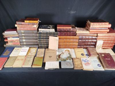 de nombreux livres posés sur une table, sur fond noir