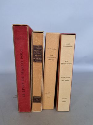 trois livres superposés sur une table