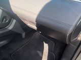 l'intérieur d'une voiture, avec un tableau de bord et un volant