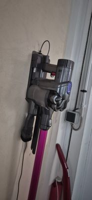un aspirateur accroché au mur à côté d'une porte