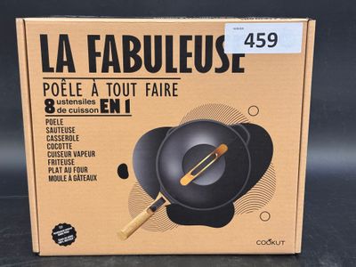 emballage d'une poêle noire avec un manche en bois, posé sur une table