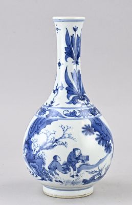 un vase bleu et blanc posé sur une table