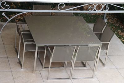 une table et des chaises qui se trouvent dehors, sur la terrasse