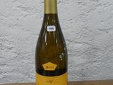 une bouteille de vin posée sur une table en bois