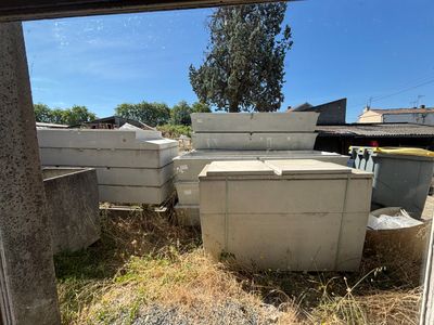beaucoup de cartons qui traînent dans l'herbe