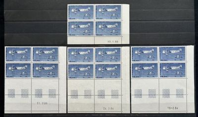 six timbres de tailles et de couleurs différentes sur fond noir