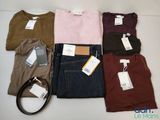 un tas de vêtements posés sur une table