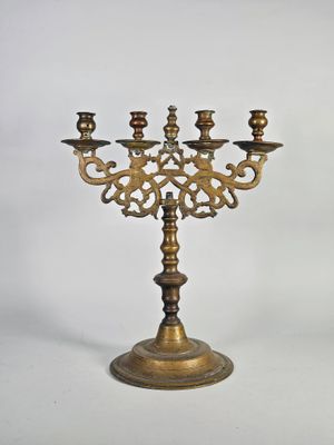 Chandelier de Shabbat en bronze à quatre feux portés par deu…