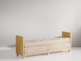 une photo d'un petit lit avec un cadre en bois et un matelas