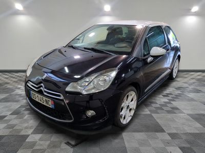 une photo d'une voiture Citroën noire garée dans un garage