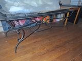 une table sur laquelle sont posés plusieurs sacs