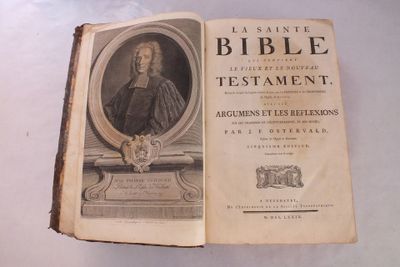 un vieux livre sur lequel figure la photo d'un homme vêtu d'une robe noire