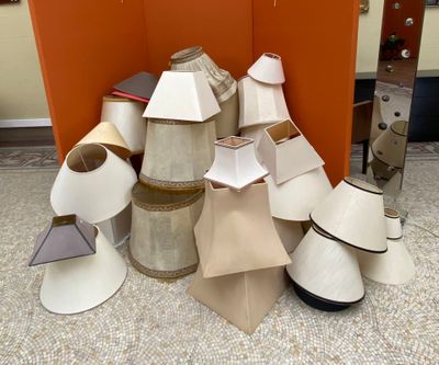 une pile de cônes en papier posée par terre devant un mur orange