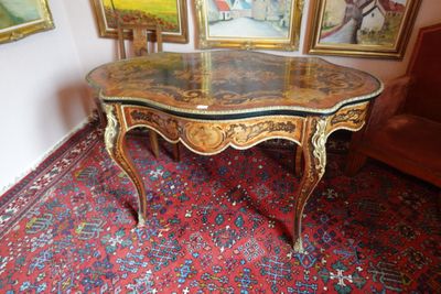 une table avec un plateau en marbre dans une pièce
