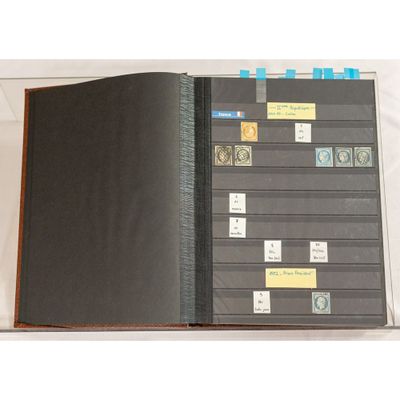 un livre ouvert sur lequel sont apposés de nombreux cachets