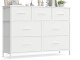 une commode blanche avec des tiroirs et un miroir posé dessus