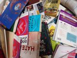 une boîte remplie de livres posés sur le sol