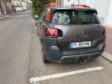 une voiture garée au bord de la rue