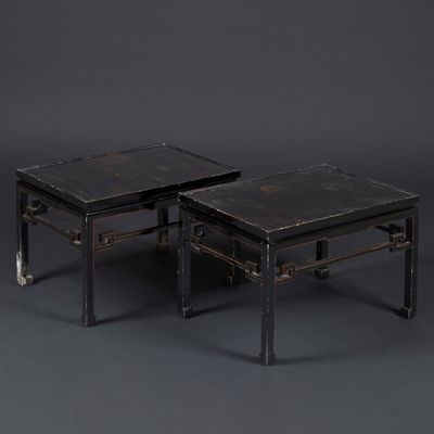 une paire de tables Lac Lac noires avec des pieds en métal