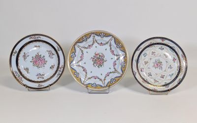 trois assiettes à motifs floraux posées sur une surface blanche
