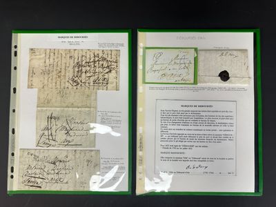 deux pages d'un document comportant des annotations manuscrites, posées sur une table