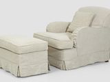 une photo d'une chaise et d'un pouf recouverts d'une housse